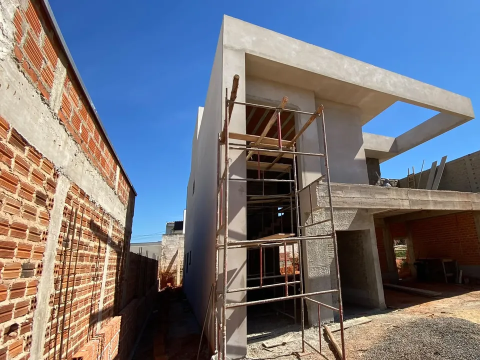 Estrutura em concreto armado em execução, com a marquise em balanço já concretada